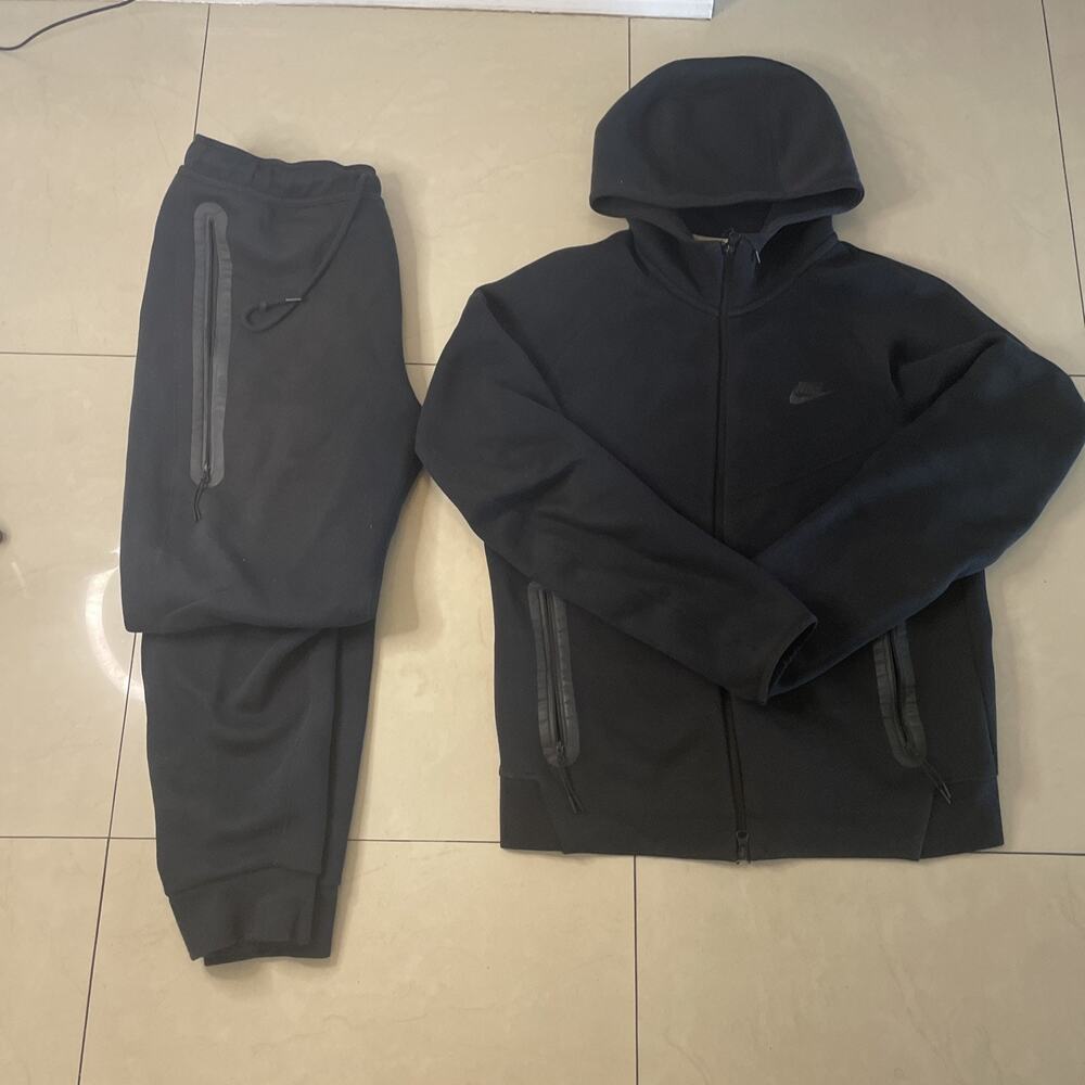 Nike tech set Black, size M hoodie and size L sweatpants